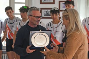 consegna piatto Fondazione Alioli a Liceo Isis Stein